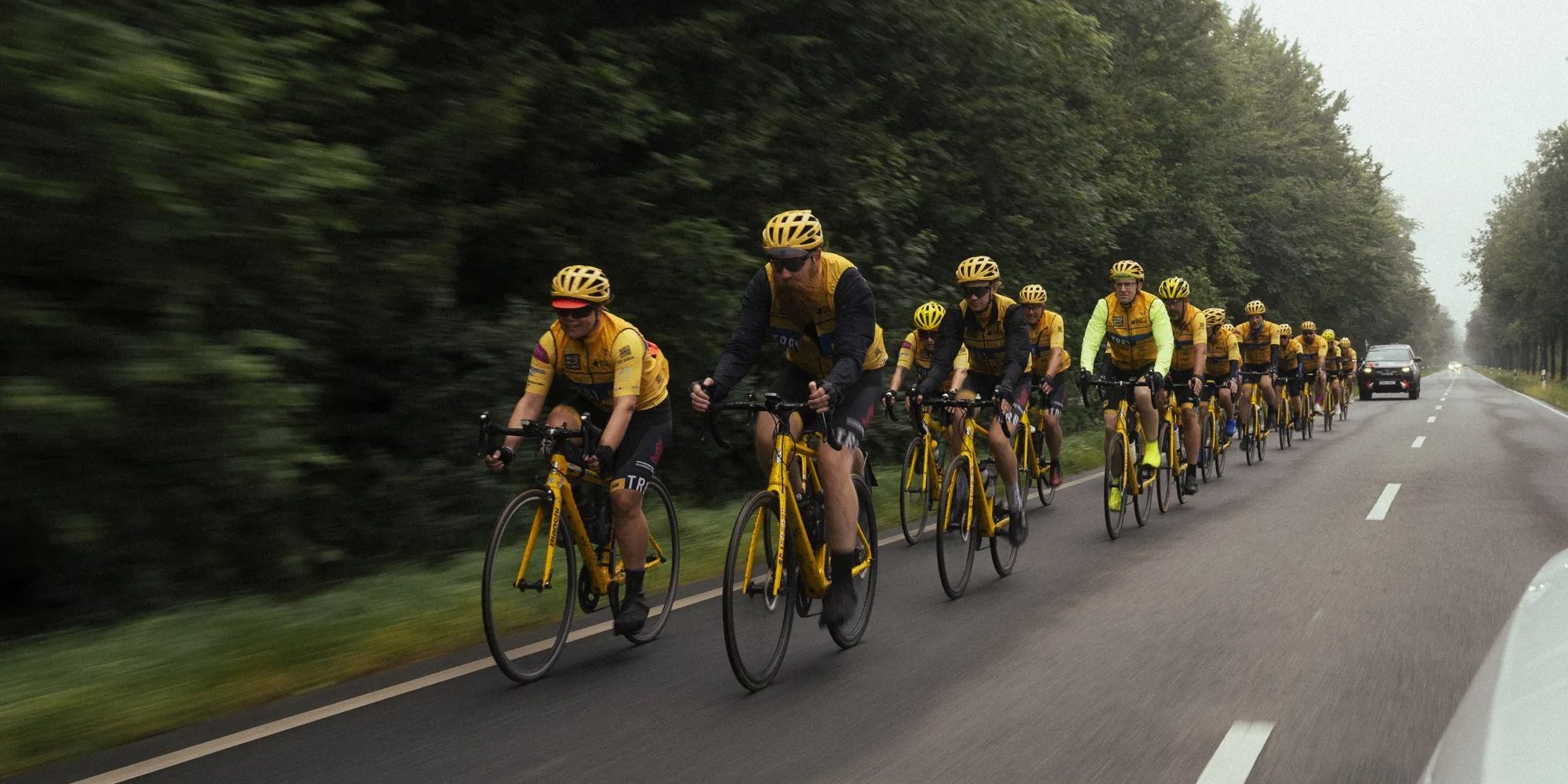 Team Rynkeby cyklar förbi