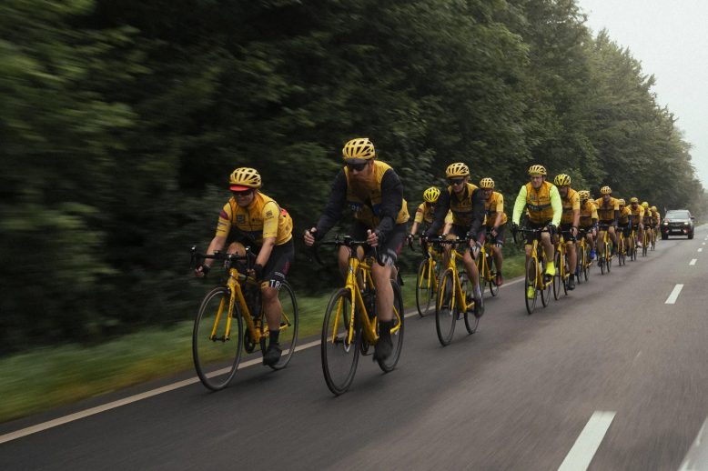 Team Rynkeby cyklar förbi