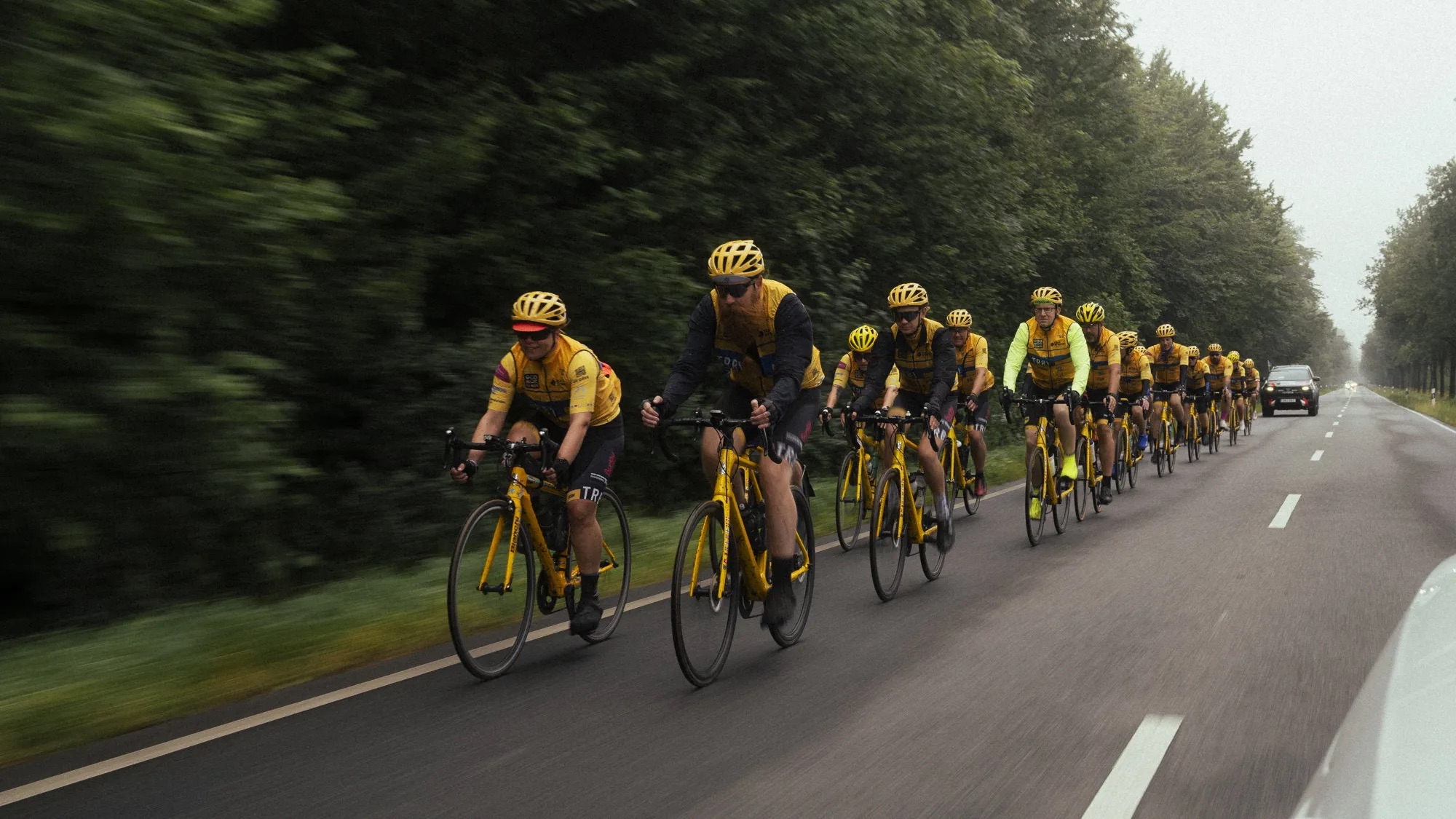 Team Rynkeby cyklar förbi