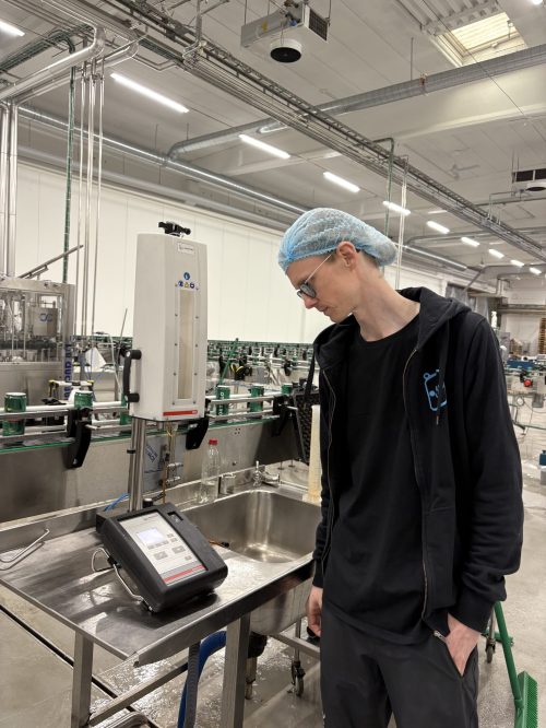 Rasmus tar stikkprøver for å kontrollere produktene.