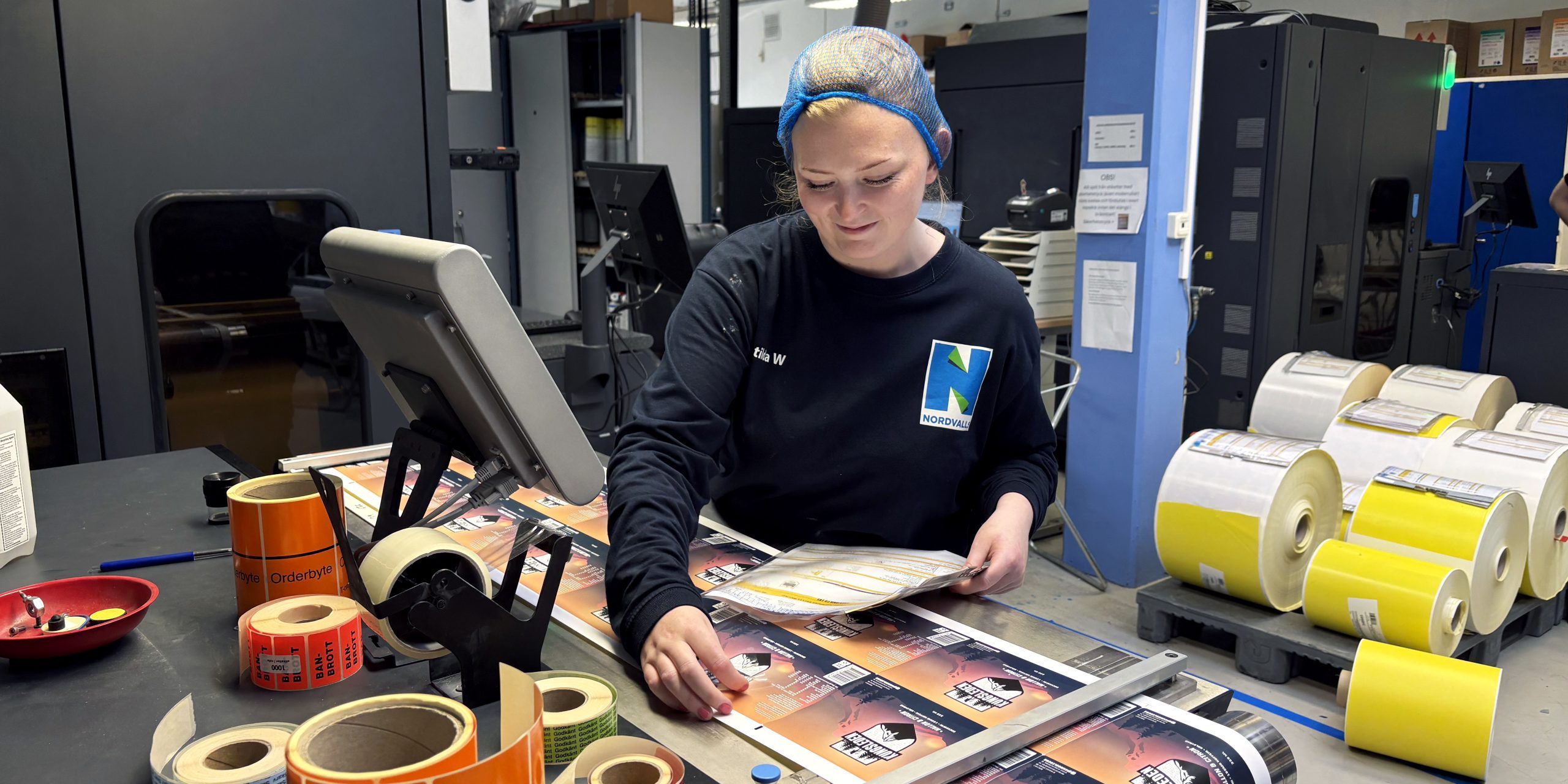 Matilda ser över etiketter