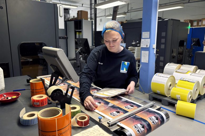 Matilda ser över etiketter