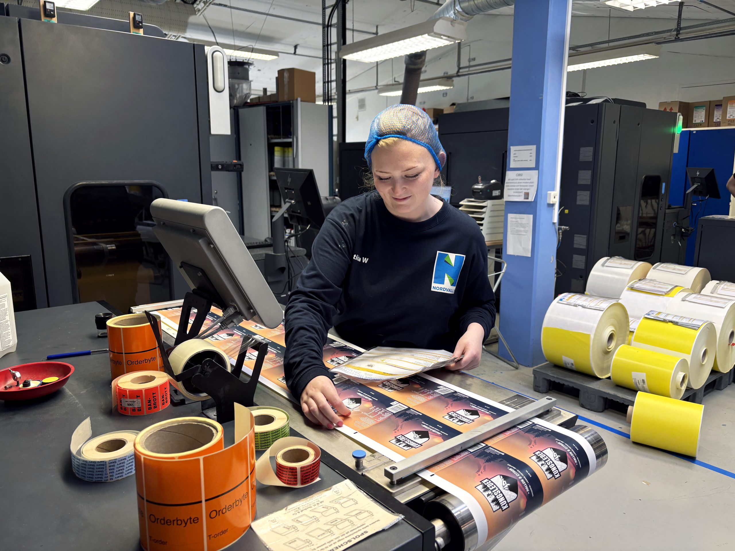 Matilda ser över etiketter