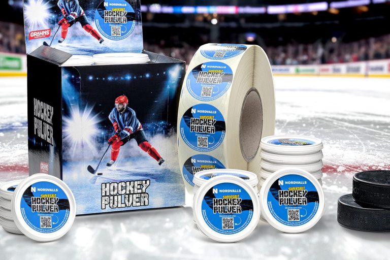 Hockeypulver_Etikettrulle_8000px-scaled-2560×1280